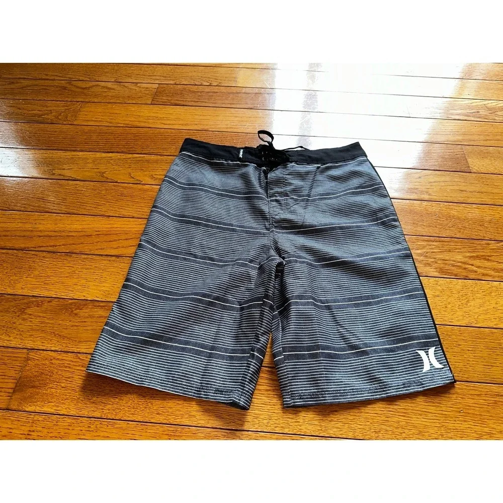 NWOT Hurley Boys' Shoreline Board Shorts Color: black & grey  Retail 38$ Size 16